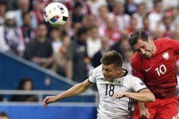 Toni Kroos y Grzegorz Krychowiak.