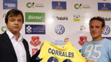 <b>CONTENTO. </b>Toni Cruz presentó a Enrique Corrales, después de que el jugador terminara la sesión.