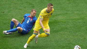 Dovbyk, derecha, en una jugada frente a Duda en el Eslovaquia-Croacia de la Eurocopa 2024. El esfuerzo en defensa del club rojiblanco enfría la operación por el ucraniano.