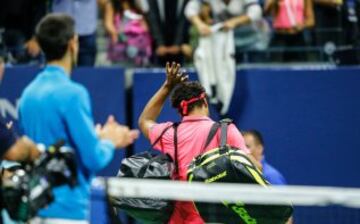 Jo-Wilfried Tsonga se despide del público tras perder el partido ante Novak Djokovic.