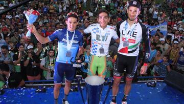 Gonzalo Najar posa junto a Óscar Sevilla y Filippo Ganna en el podio final de la Vuelta a San Juan 2018.