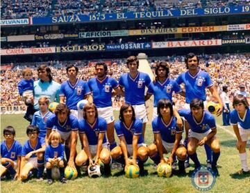 ‘La Máquina’ empezó a convertirse en un grande del fútbol mexicano debido a su abrupta erupción en la década de los 70. Los celestes debutaron en Primera División en 1963 y en solo seis años lograron su primer campeonato. La mítica plantilla conformada por Fernando Bustos, Alberto Quintano, Miguel Marín, ‘Kalimán’ Guzmán, entre otros, extendió su gobierno a los 70. De 1972 a 1980, se embolsó cinco títulos más, tres de ellos consecutivos (72-73-74).