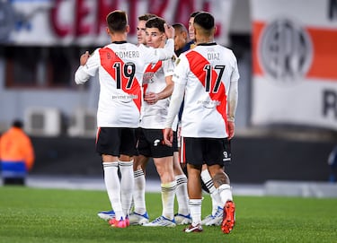 River es otro de los equipos de la Argentina que más fama internacional han logrado obtener a lo largo de los años. De sus filas han salido innumerables estrellas como Falcao, Higuaín o Enzo Francescoli.
Comúnmente se les conoce como los ‘millonarios’. Este apodo surgió en la década de los 30 a raíz del fichaje de un jugador de Tigre mediante el pago de una transferencia en oro. Esa forma de pago se extendió durante varios años, llegando a pagarse parte del Monumental de esa manera.