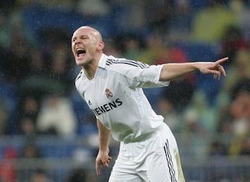 Probablemente, el jugador más extraño que ha pasado por las filas del Madrid. No se quería medicar cuando estaba lesionado por una extraña creencia. Bromeaba sin gusto ninguno delante de sus compañeros. A uno de su anterior equipo, el Everton, llegó a ponerle los genitales reposando sobre su cabeza durante una sesión preparatoria. En el campo, no paraba de gritar a sus compañeros, daba igual que fueran galácticos. Si andaría el Madrid a la deriva en aquella 2005-06 que jugó el Madrid más de 40 partidos.