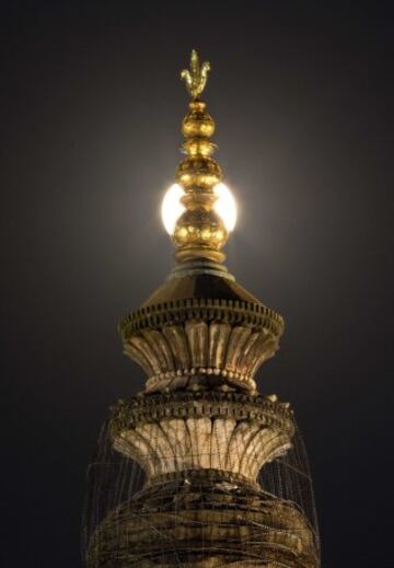 La superluna en el templo hindú Kamakhya situado en Gauhati, India.