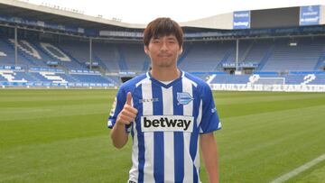 Takashi Inui posa durante su presentaci&oacute;n oficial como jugador del Alav&eacute;s.