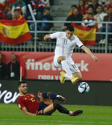 El jugador de Noruega  Elyounoussi  se lleva el balón ante la mirada de Merino.