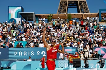 Pablo Herrera celebra una acción con la Torre Eiffel de fondo. 