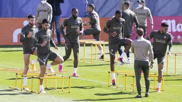 Carrasco, Luis Su&aacute;rez, Demb&eacute;l&eacute;, Kondogbia y Lodi, en el entrenamiento del Atl&eacute;tico.