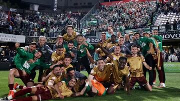 Los jugadores del Córdoba posan ante su afición desplazada a Castellón.