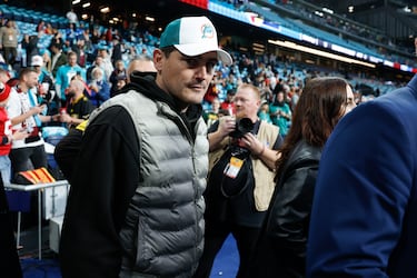 Iker Casillas asiste al partido de la NFL que disputan los Miami Dolphins contra los Washington Commanders en el Estadio Santiago Bernabéu. 
