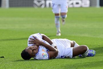 Rodrygo se duele en el suelo. 