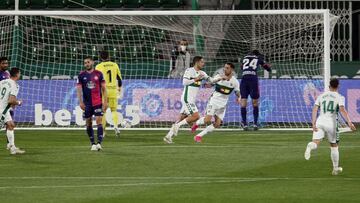 Acción del gol del Elche.