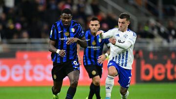 Soccer Football - Serie A - Inter Milan v Como - San Siro, Milan, Italy - December 23, 2024 Como's Gabriel Strefezza in action with Inter Milan's Marcus Thuram REUTERS/Daniele Mascolo