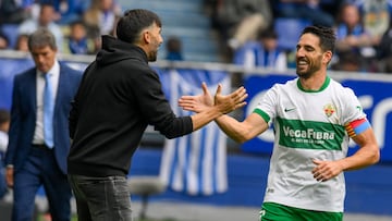 OVIEDO (ESPAÑA), 26/04/2026.- El defensa del Elche, Pedro Bigas (d) celebra con su entrenador Eder Sarabia (i) su tanto ante el Real Oviedo durante el partido de LaLiga disputado este domingo en el estadio Carlos Tartiere de Oviedo. EFE/ Eloy Alonso