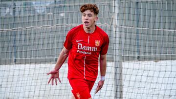 Víctor Muñoz celebra un gol con la Damm.