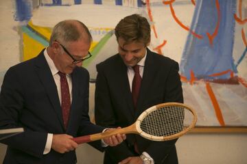 El extenista alicantino recibi¨® de las manos del ministro de Cultura y Deporte Jos¨¦ Guirao la Medalla de Oro que reconoce toda su trayectoria deportiva.