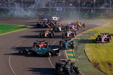 Melbourne siempre merece el madrugón, y este año aún más. Se contaron varios accidentes desde la salida y tres banderas rojas que mermaron tanto la parrilla que sólo doce coches acabaron… porque ver la meta es mucho decir. La última resalida desde la parrilla, a falta de dos vueltas y con la tensión disparada, fue el colofón: los Alpine se destrozaron entre ellos, Sargeant embistió a De Vries, Stroll se fue por la grava y, lo que nunca queríamos ver, Sainz tocó a Alonso. Ante tal caos, se invalidó todo y el asturiano mantuvo su podio, pero al madrileño le cayó una dura sanción que le dejó sin puntos. 