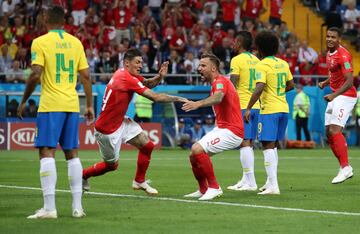 1-1. Steven Zuber celebró gol del empate.