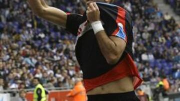 El Racing gana al Espanyol y se aleja del descenso