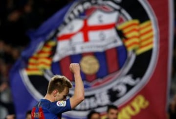 Football Soccer - Barcelona v Sporting Gijon - Spanish LaLiga Santander - Camp Nou stadium, Barcelona, Spain - 1/03/2017. Barcelona's Ivan Rakitic celebrates a goal. REUTERS/Albert Gea