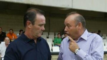 <b>CLAVO ARDIENDO ALBINEGRO. </b>Paco Gómez , JIM y los capitanes, 'cofrades'.