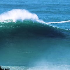 Las historias de un fotógrafo en Nazaré, la ola más grande del mundo