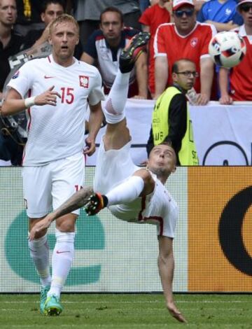 Poland hold their nerves to book their place in the quarter final