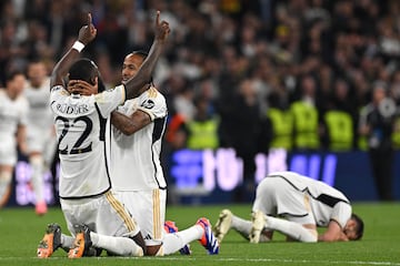 Los jugadores celebran el triunfo al final del partido.