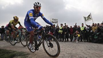 Compiegne (France), 14/04/2019.- Deceuninck Quick Step team rider Philippe Gilbert of Belgium in action on a cobblestone section during the 117th Paris Roubaix cycling race, France, 14 April 2019. (Ciclismo, B&eacute;lgica, Francia) EFE/EPA/CHRISTOPHE PET