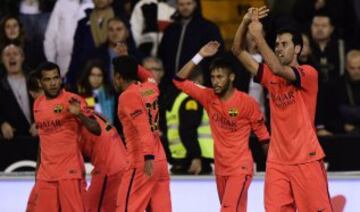 Los jugadores celebran el 0-1 de Busquets.
