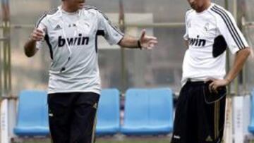 <b>PORTUGUESES. </b>Mou instruye a Pepe, Coentrao y Cristiano.