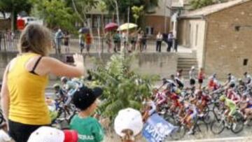 <b>APLAUSOS. </b>El pelotón pasa por Los Arcos (Navarra) durante la segunda etapa de la Vuelta que terminó en Viana y en la que ganó el alemán Degenkolb al sprint.
