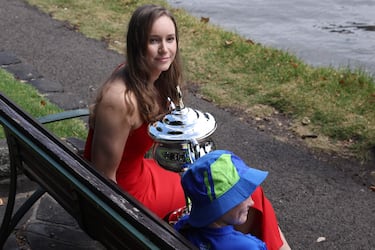 Rybakina empezó fuerte, rompiendo el saque en el primer juego y controlando el primer set gracias a su servicio y golpes planos.