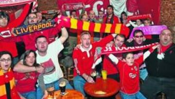 <b>'YOU'LL NEVER WALK ALONE'. </b>Los 'Madrid Reds' cantaron para AS la emblemática canción del Liverpool y están convencidos de que la eliminatoria tendrá color rojo...