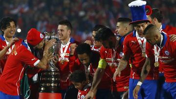 El jugador de Chile Jorge Valdivia besa la Copa America 2015