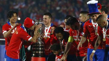 El jugador de Chile Jorge Valdivia besa la Copa America 2015