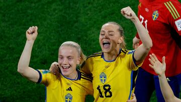 Soccer Football - FIFA Women's World Cup Australia and New Zealand 2023 - Third Place Playoff - Sweden v Australia - Brisbane Stadium, Brisbane, Australia - August 19, 2023 Sweden's Anna Sandberg and Fridolina Rolfo celebrate after the match REUTERS/Amanda Perobelli