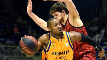 Darryl Strawberry trata de superar a Chema González durante el Montakit Fuenlabrada-Herbalife Gran Canaria.