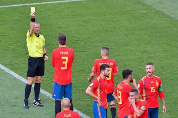 El árbitro holandés Bjorn Kuipers pita penalti tras la mano de Piqué y le muestra la tarjeta amarilla. 