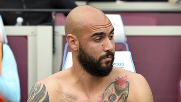 Simone Zaza se cambia para salir a jugar con el West Ham. 