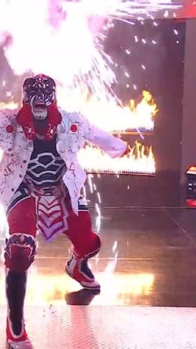 Penta hace su entrada en Monday Night RAW previo a su lucha ante el Grande Americano.