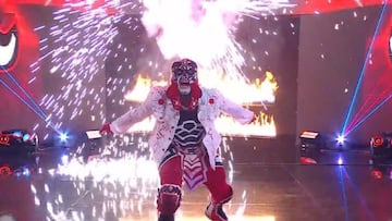 Penta hace su entrada en Monday Night RAW previo a su lucha ante el Grande Americano.