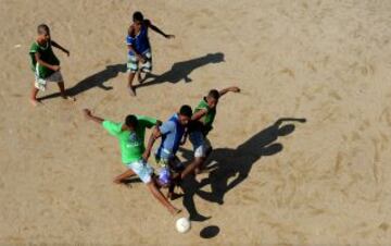 Varios jovenes jugando en una Favela de Rio de Janeiro, Brasil
