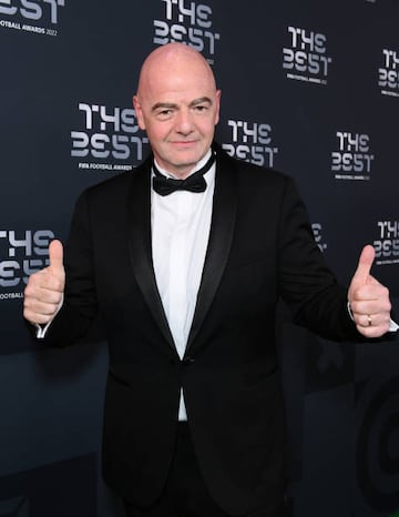 Giovanni Infantino, presidente de la FIFA posa a su llegada a la ceremonia de los Premios The Best FIFA.