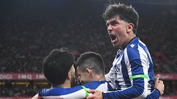 Jon Aramburu, jugador de la Real Sociedad, celebra el gol de Guedes en el derbi vasco ante el Athletic en San Mamés.