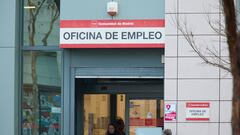 Dos personas en la puerta de la oficina del Servicio Público de Empleo Estatal (SEPE) de la calle de Méndez Álvaro, a 3 de enero de 2023, en Madrid (España). El paro registrado en las oficinas de los servicios públicos de empleo registró en 2022 un descenso de 268.252 personas (-8,6%), hasta un total de 2.837.635 desempleados, la menor cifra en un cierre de año desde el ejercicio 2007. Con el descenso registrado en 2022 el paro encadena dos años consecutivos de retrocesos tras el contabilizado en 2021, cuando se experimentó una caída récord de 782.232 desempleados por el fin de las restricciones asociadas a la pandemia. Las comunidades autónomas de Madrid y Andalucía lideran el descenso del paro en 2022.
03 ENERO 2023;SEPE;PARO;15 AÑOS;PERSONAS;BAJA;PARO;DESEMPLEO;TRABAJO
Jesús Hellín   / Europa Press
03/01/2023