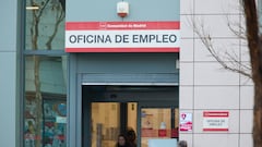 Dos personas en la puerta de la oficina del Servicio Público de Empleo Estatal (SEPE) de la calle de Méndez Álvaro, a 3 de enero de 2023, en Madrid (España). El paro registrado en las oficinas de los servicios públicos de empleo registró en 2022 un descenso de 268.252 personas (-8,6%), hasta un total de 2.837.635 desempleados, la menor cifra en un cierre de año desde el ejercicio 2007. Con el descenso registrado en 2022 el paro encadena dos años consecutivos de retrocesos tras el contabilizado en 2021, cuando se experimentó una caída récord de 782.232 desempleados por el fin de las restricciones asociadas a la pandemia. Las comunidades autónomas de Madrid y Andalucía lideran el descenso del paro en 2022.
03 ENERO 2023;SEPE;PARO;15 AÑOS;PERSONAS;BAJA;PARO;DESEMPLEO;TRABAJO
Jesús Hellín   / Europa Press
03/01/2023