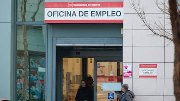 Dos personas en la puerta de la oficina del Servicio Público de Empleo Estatal (SEPE) de la calle de Méndez Álvaro, a 3 de enero de 2023, en Madrid (España). El paro registrado en las oficinas de los servicios públicos de empleo registró en 2022 un descenso de 268.252 personas (-8,6%), hasta un total de 2.837.635 desempleados, la menor cifra en un cierre de año desde el ejercicio 2007. Con el descenso registrado en 2022 el paro encadena dos años consecutivos de retrocesos tras el contabilizado en 2021, cuando se experimentó una caída récord de 782.232 desempleados por el fin de las restricciones asociadas a la pandemia. Las comunidades autónomas de Madrid y Andalucía lideran el descenso del paro en 2022.
03 ENERO 2023;SEPE;PARO;15 AÑOS;PERSONAS;BAJA;PARO;DESEMPLEO;TRABAJO
Jesús Hellín   / Europa Press
03/01/2023