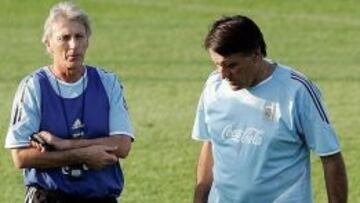 José Pékerman y a su derecha Hugo Tocalli, asistente técnico en las Selecciones Argentina